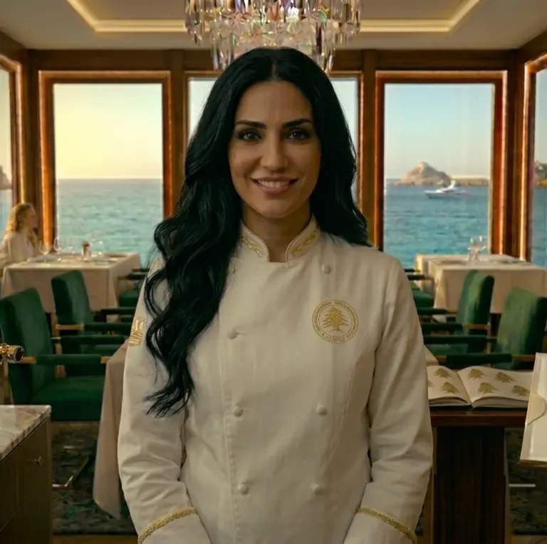 Portrait de la Cheffe Anne Courrier​ en tenue de cuisine blanche au sein de son restaurant gastronomique à Cassis.